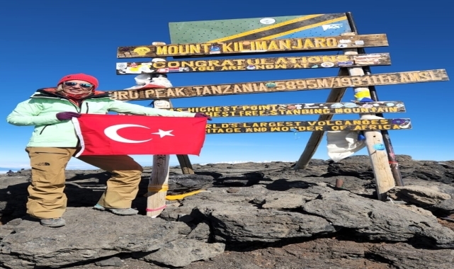 Kız çocuklarının eğitimi için Afrika'nın en yüksek dağı Kilimanjaro'ya tırmandı
