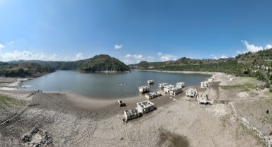 Kızılcapınar Barajı'nın suyunun azalmasıyla baraj havzasındaki yapılar gün yüzüne çıktı