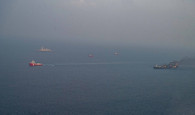 Kızıldeniz'de vurulan petrol tankeri 28 gün sonra güvenli bölgeye çekildi