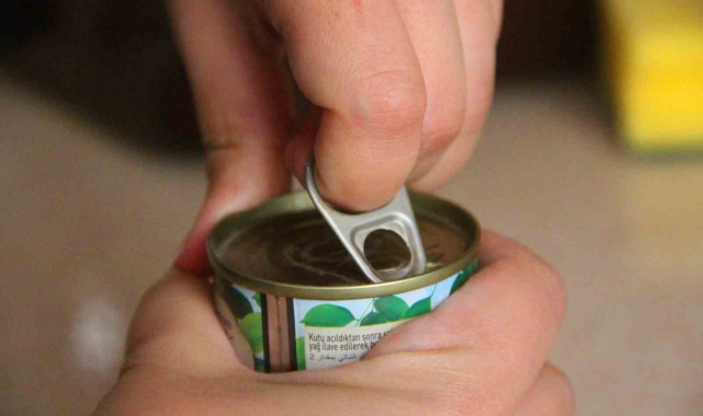 Konserve açarken elinizden olmayın