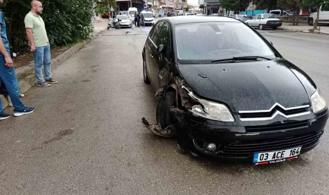Kontrolden çıkan otomobil, park halindeki 2 otomobile çarptı