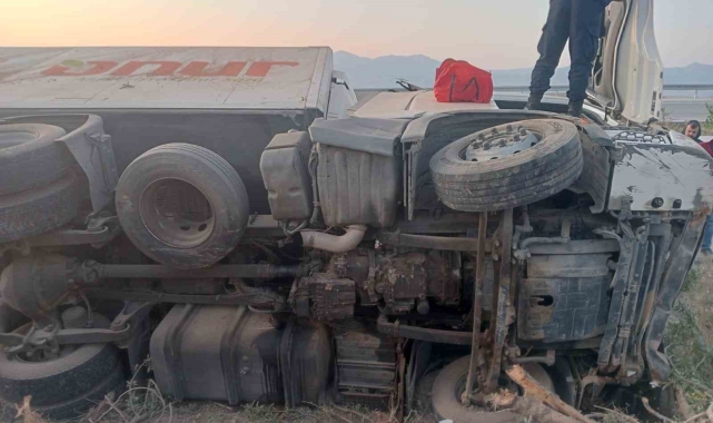 Kontrolden çıkan tır şarampole devrildi: 1 yaralı
