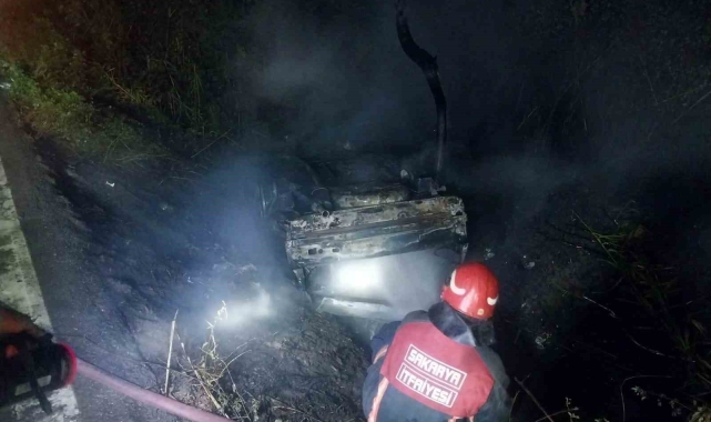 Kontrolden çıkarak yol kenarına uçan araç alev topuna döndü: 2 yaralı