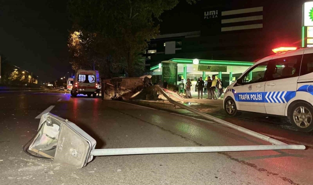 Kontrolden çıkıp aydınlatma direğine çarpan Tofaş hurdaya döndü: 4 yaralı