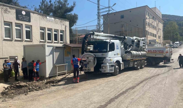 Konya Büyükşehir Osmaniye'de depremde oluşan altyapı hasarlarını onarıyor