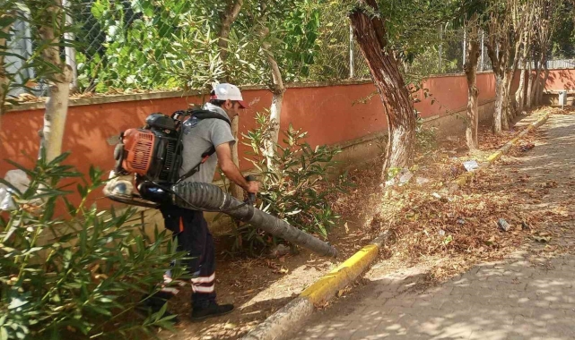 Körfez'de okul bahçeleri temizlendi