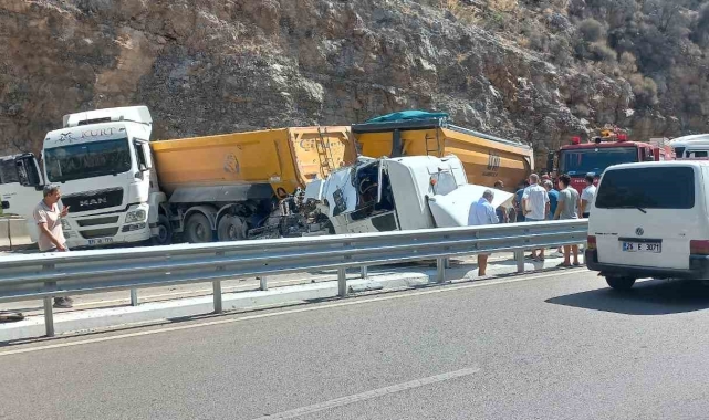 Korkuteli-Antalya karayolunda iki tır çarpıştı: 3 yaralı