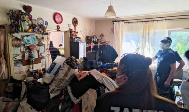 Kötü koku ihbarına gittikleri evden 3 kamyon çöp çıkardılar