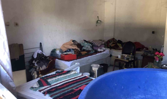 Kötü koku yayan çöp ev temizlenmeyi bekliyor