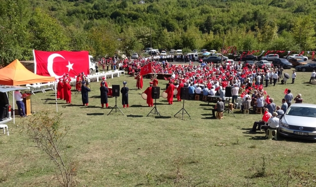 Köy yollarının asfaltlanmasını mehter takımıyla kutladılar