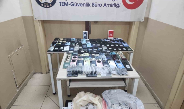 Küçükçekmece'de 385 adet kaçak cep telefonu ele geçirildi
