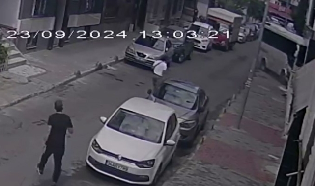 Küçükçekmece'de servis minibüsü binaya çarptı