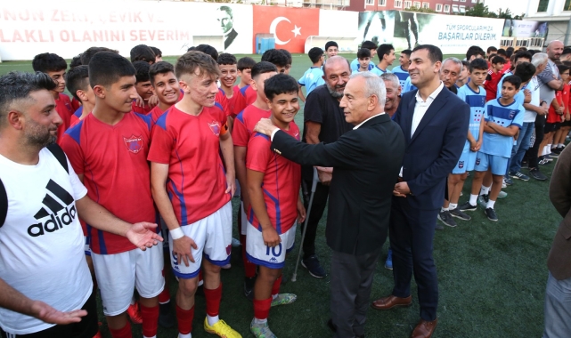Küçükçekmece&#039;de U14-U16 Futbol Turnuvası kupa töreni düzenlendi