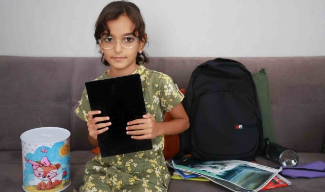 Kumbarasıyla birlikte hayalleri çalınan 8 yaşındaki depremzede Elif'in yüzü, hayalindeki tabletle güldü