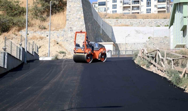 Kuşadası'nda yol yenileme çalışmaları sürüyor