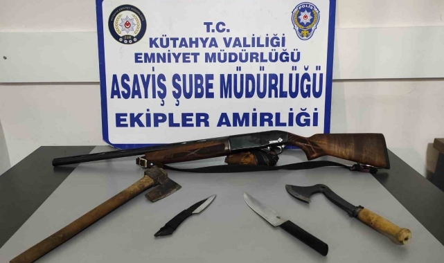 Kütahya'da 3 kişiden ruhsatsız av tüfeği ve kesici aletler ele geçirildi