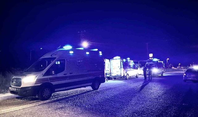 Kütahya'da işçi servisi ile otomobil çarpıştı: 10 yaralı