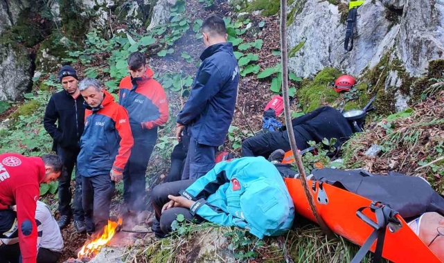 Maden ararken mahsur kalan madenciler 19 saat sonra helikopterle kurtarıldı