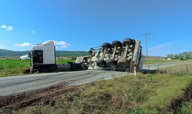 Makas atan tırın dorsesi yan yattı, yol trafiğe kapandı