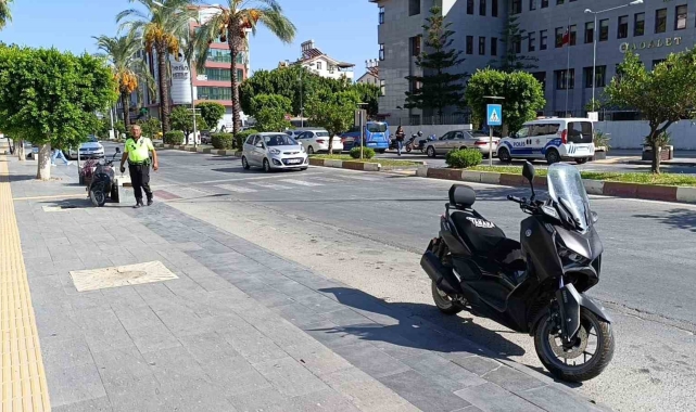 Manavgat'ta elektrikli bisiklet ile motosiklet çarpıştı: 3 yaralı