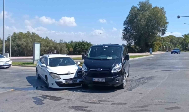 Manavgat'ta tur minibüsü ile otomobil çarpıştı, şans eseri yaralanan olmadı