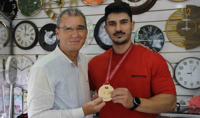 Manisalı sporcu Tarık Akpolat, vücut geliştirmede Türkiye şampiyonu oldu