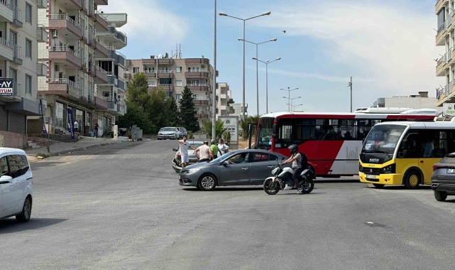 Mardin'de halk otobüsü ile otomobil çarpıştı