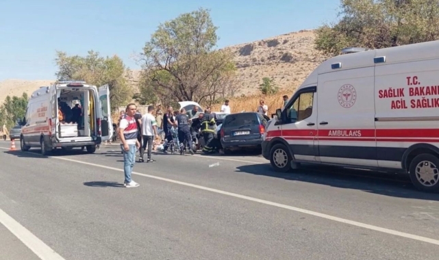 Mardin'de iki otomobil çarpıştı: 12 yaralı
