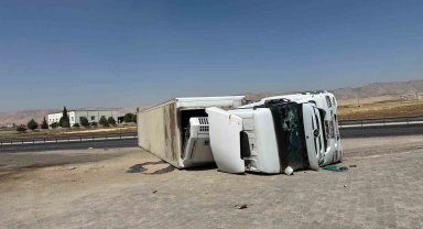 Mardin'de kontrolden çıkan tır devrildi: 2 yaralı