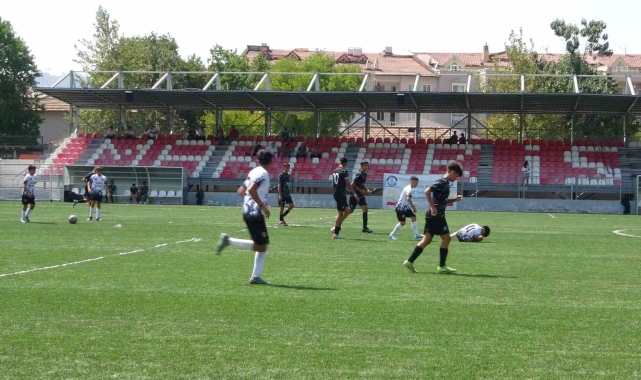 Marmaris'te 14.Uluslarası Junior Cup Futbol Turnuvası'nın ikinci etabı Vali Akbıyık'ın başlangıç vuruşu ile başladı