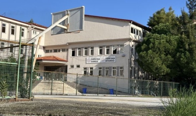 Marmaris'te depreme dayanıksız okulun yıkımı başladı