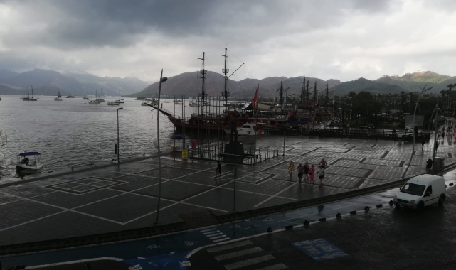Marmaris'te sağnak yağış etkili oldu