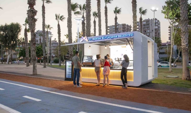 Mersin sahilinde serinleten dondurma keyfi