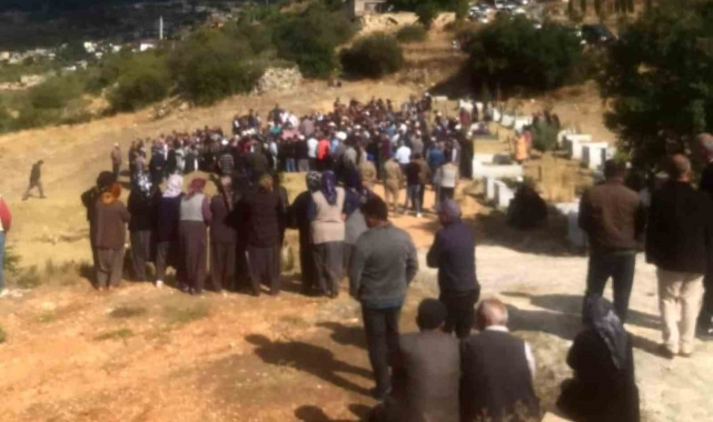 Mersin'de öldürülen baba ile oğlu ve gelini toprağa verildi
