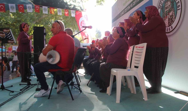 Mersin'de şalvarlı kadınlar korosu