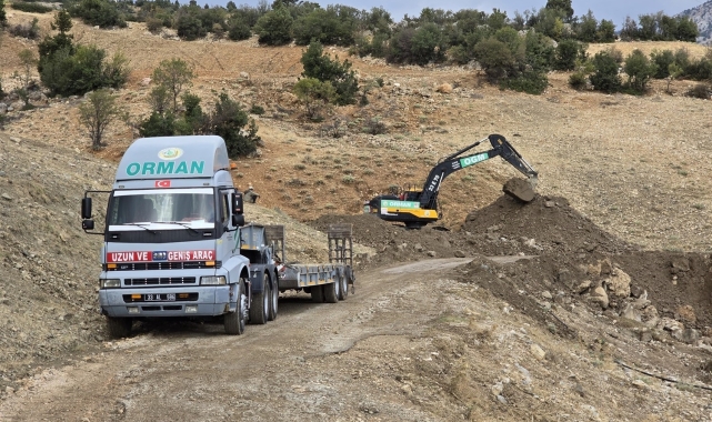 Mersin'de sel nedeniyle kapanan köy yolu ulaşıma açıldı