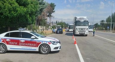 Merzifon'da jandarma ekiplerinin trafik denetimleri sürüyor