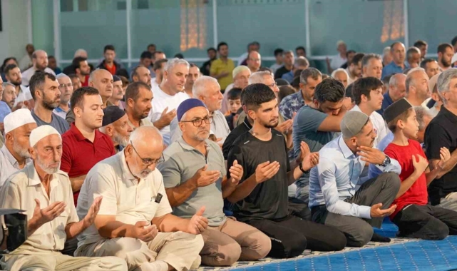 Mevlid Kandilinde Erzincanlılar camileri doldurdu