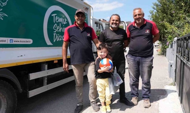 Minik Ata'nın çöp kamyonu ilgisi
