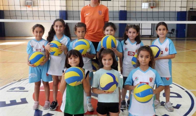 Minik voleybol yıldızları Kepez'de yetişiyor