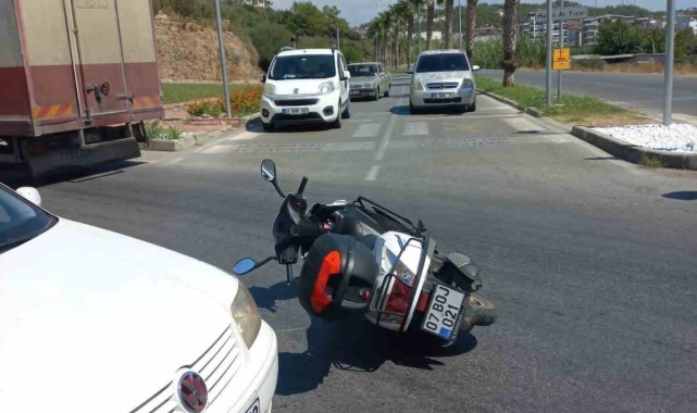 Motosiklet ile otomobil çarpıştı: 1 yaralı