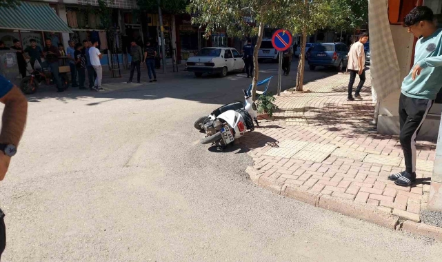Motosiklet ile otomobil çarpıştı: 2 yaralı