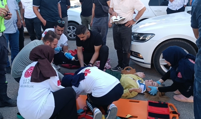 Motosiklet yayaya çarptı: 2 yaralı