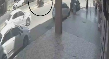 Motosikletin çarptığı kadın, ayağa kalktığı gibi olay yerinden uzaklaştı