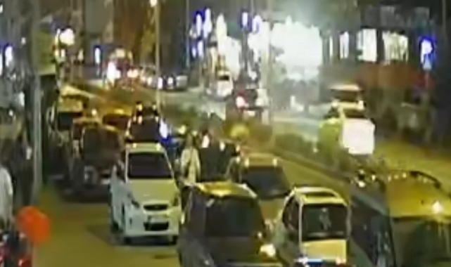 Motosikletin çarptığı yaya böyle savruldu