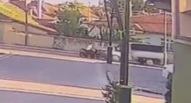 Motosikletli çocuk kamyonetle çarpıştı: Kaza anı kamerada