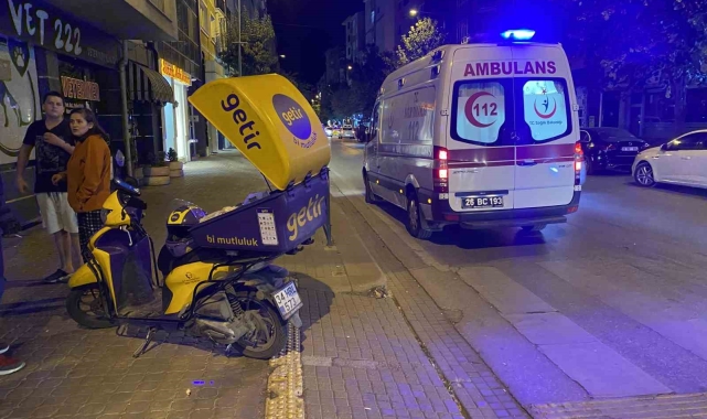 Motosikletli kuryenin çarptığı kadın yaralandı