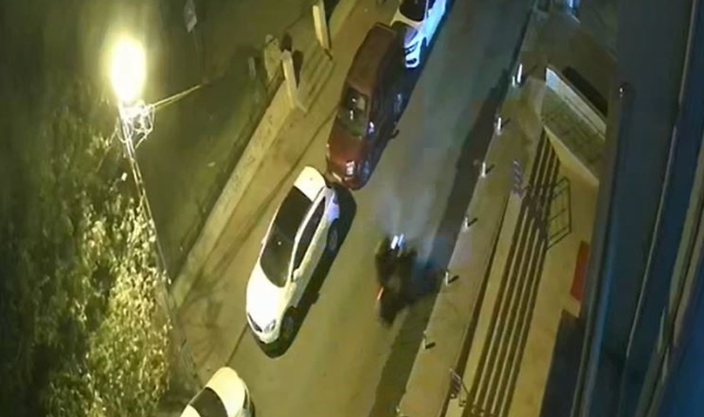 Motosikletli şahıs emlak ofisini kurşunladı; o anlar kameraya yansıdı
