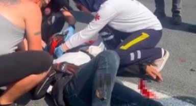 Motosikletten savrulan 2 kişi yaralandı