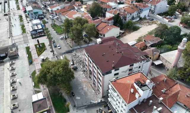 Mudanya'da 50 yıllık belediye binası yıkılıyor